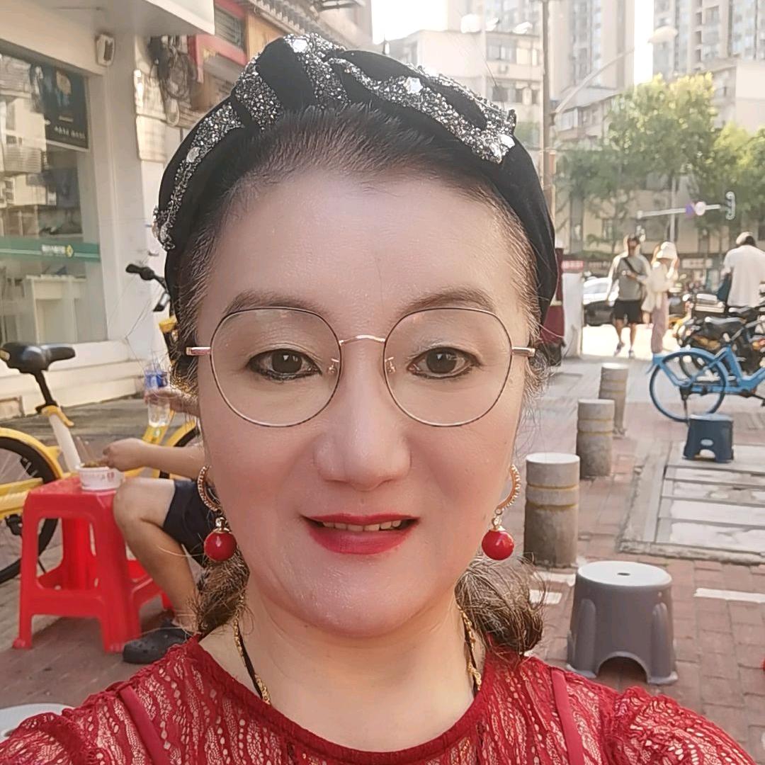 黑郁金香女