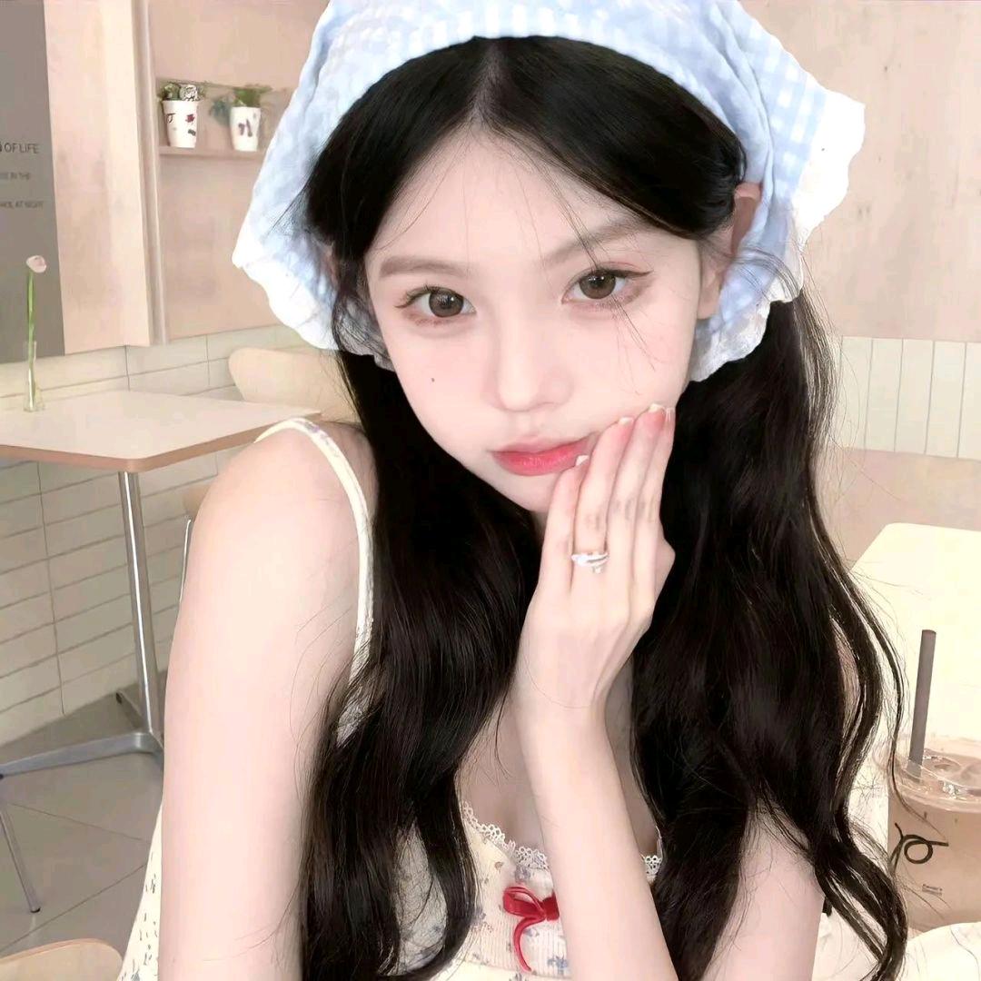 趴在桌子上看晴天🌞