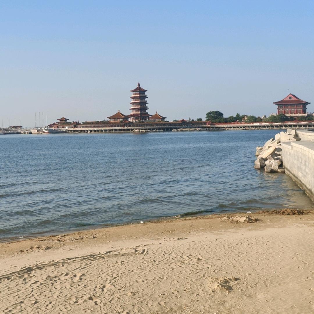 手拿菜刀割电线