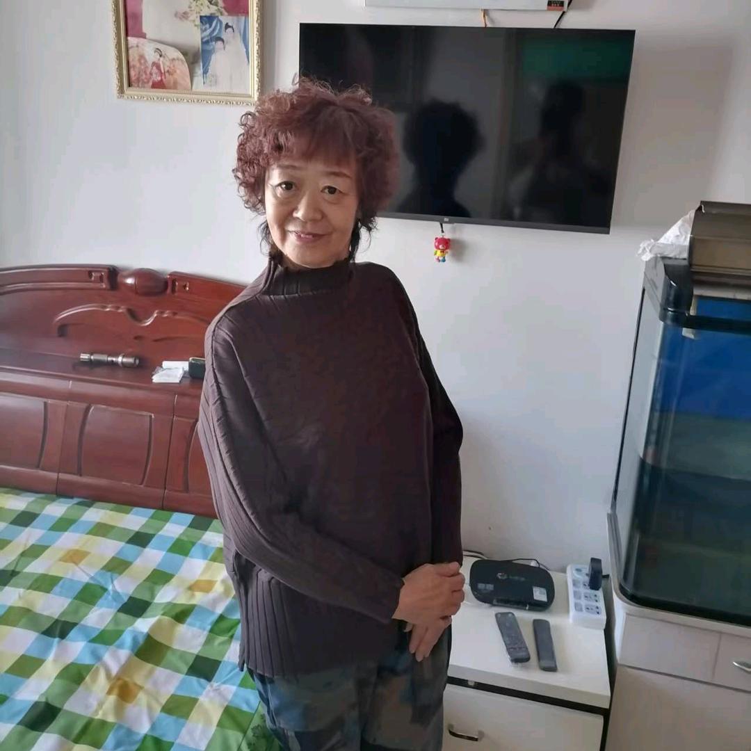 拥有两个孙子的快乐老李太太。