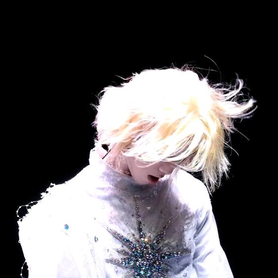 White •́.•̀