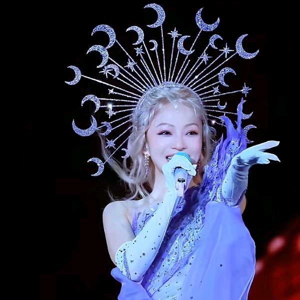 蓝桉长在洱海边