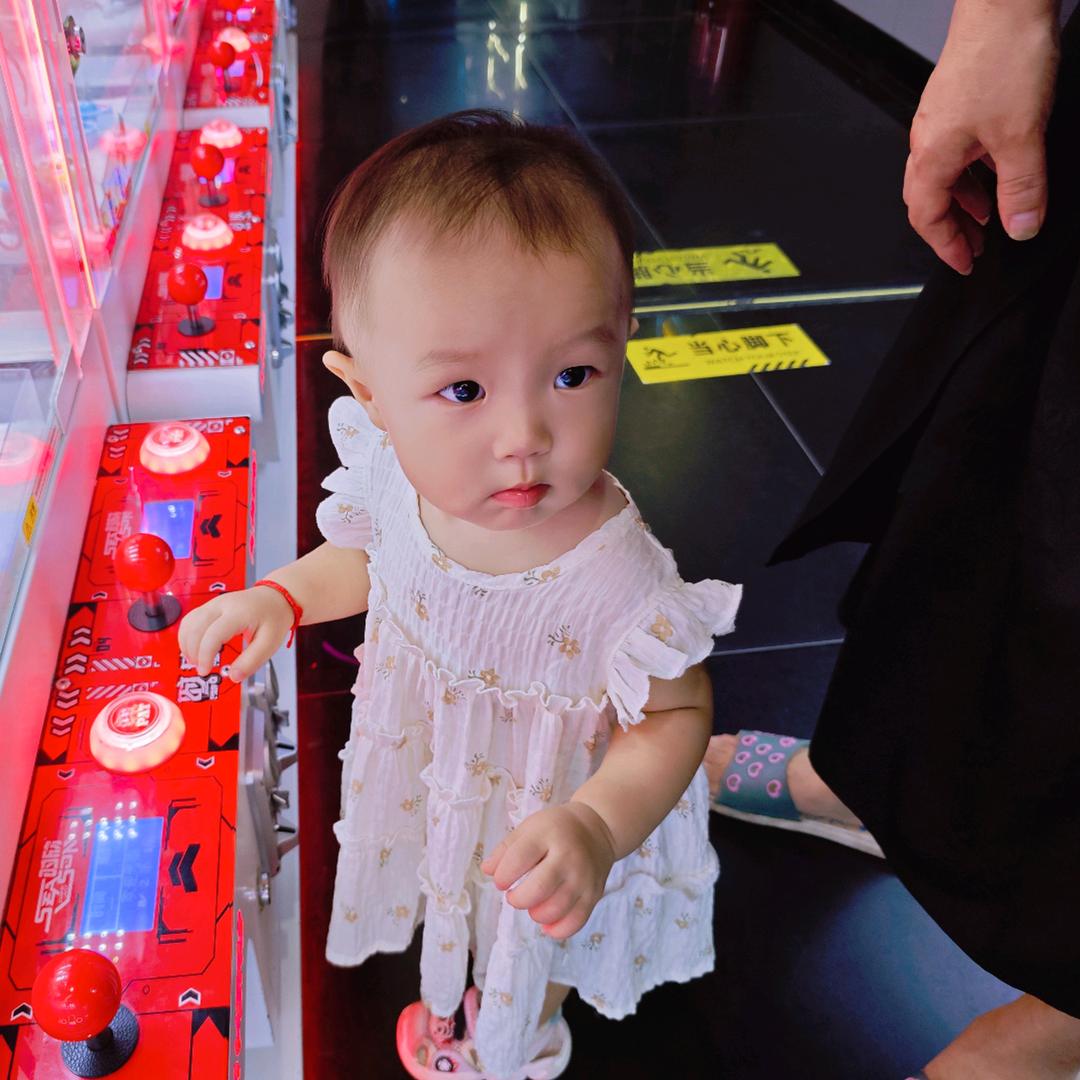 一岁爱跳舞的萌宝朵朵