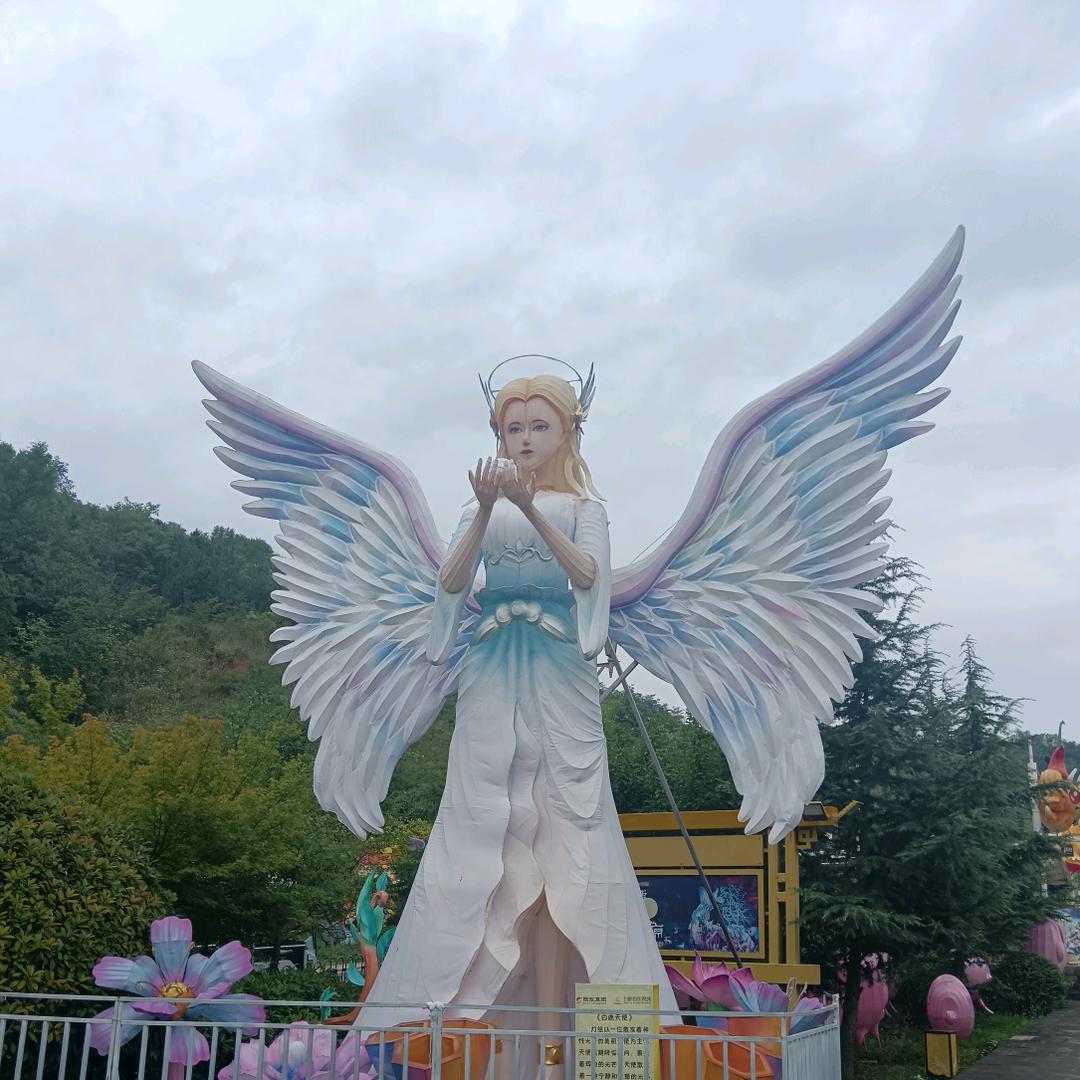 看似凤颠，其实游戏人间。