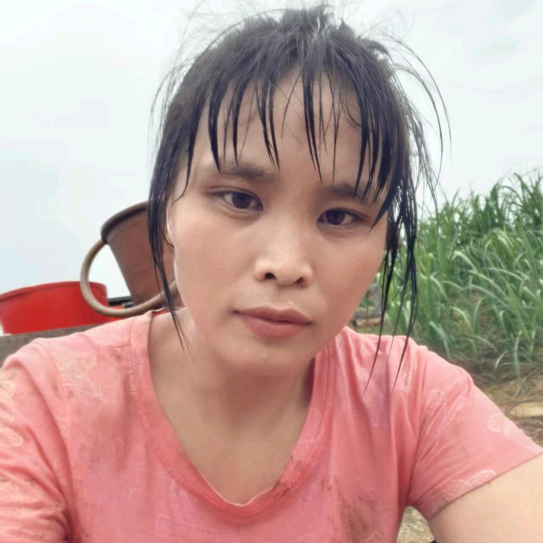 90后的宝妈在家带娃种地养蚕