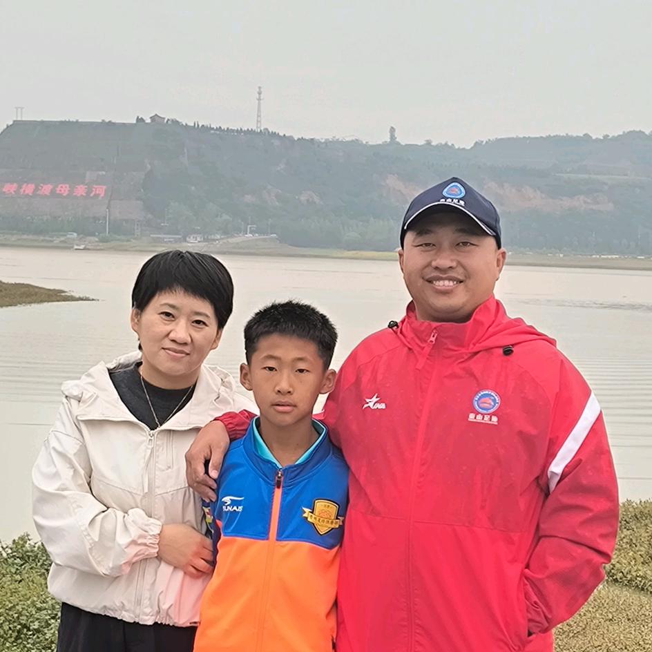 泰山足协の刘老板（为儿子建球场的爸爸）