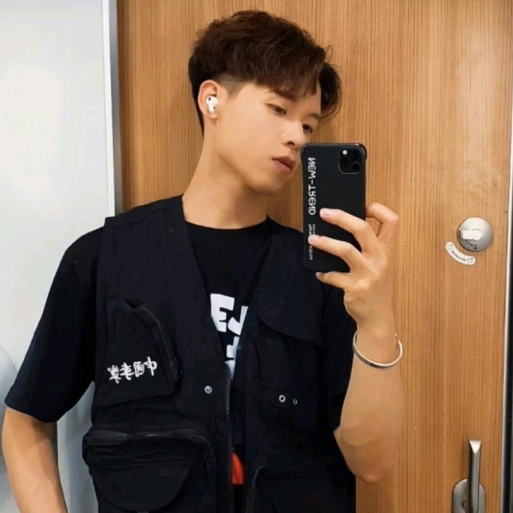 宇文熙小孩哥（摸鱼十分钟，工资没300）