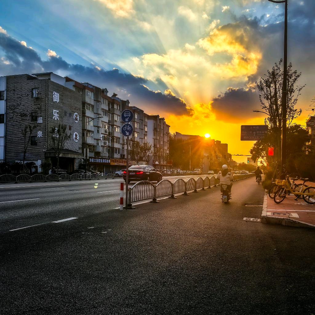 听雨声声入耳。