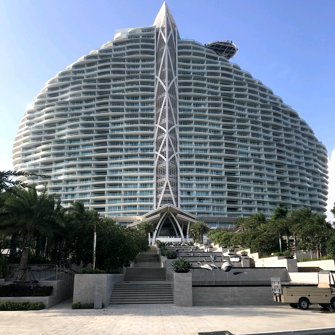 戴着耳机听世界