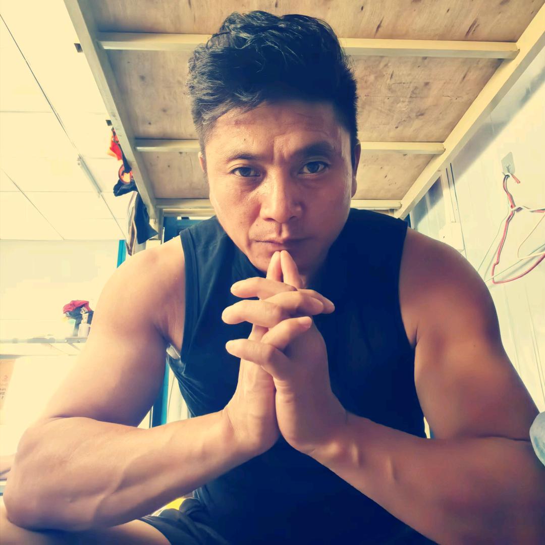 大叔～在～工地干活