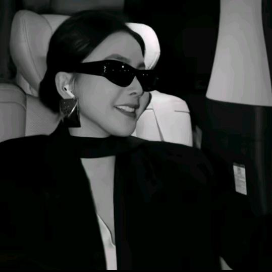 溶溶RONGRONG （穿搭甄选）