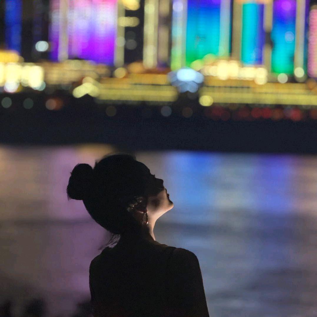 喝着奶瓶🍼到处逛🍼