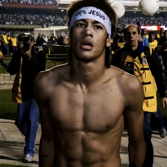 她还留着短发吗