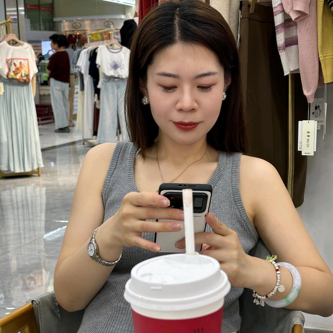 青岛平度帝王广场二楼米蒂女装