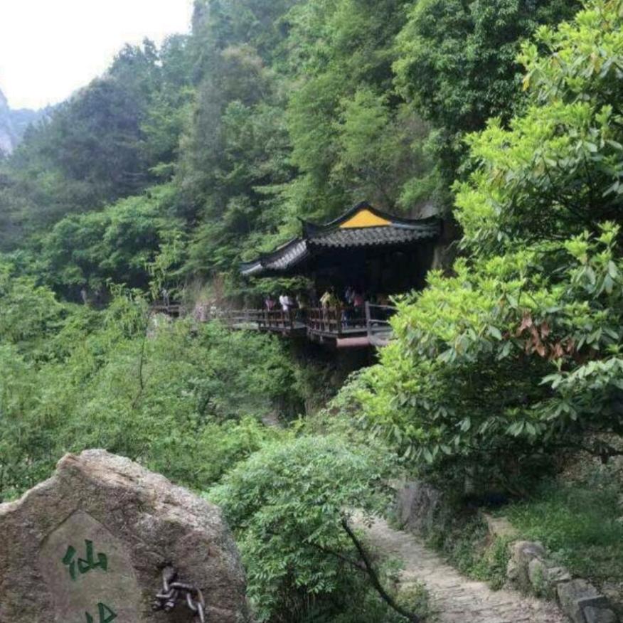 建华铝合金门窗卷帘门彩钢棚阳光房