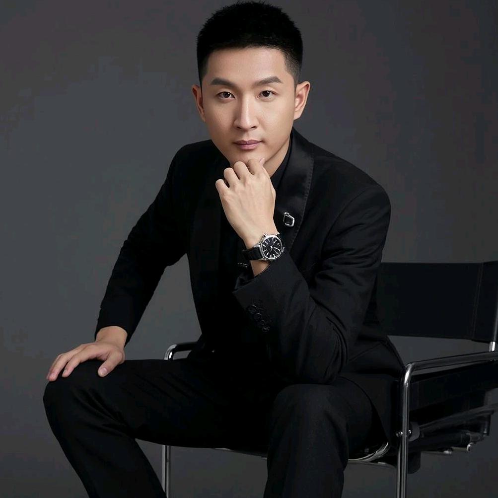 路灯下的小男孩