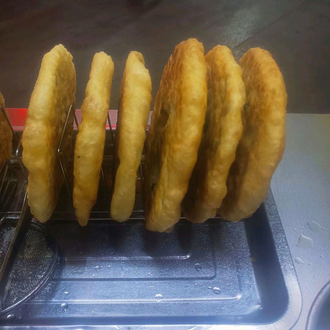 做葱油饼的小姐姐