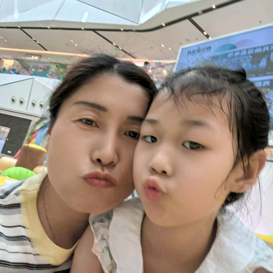 调皮可爱游玩诺诺。
