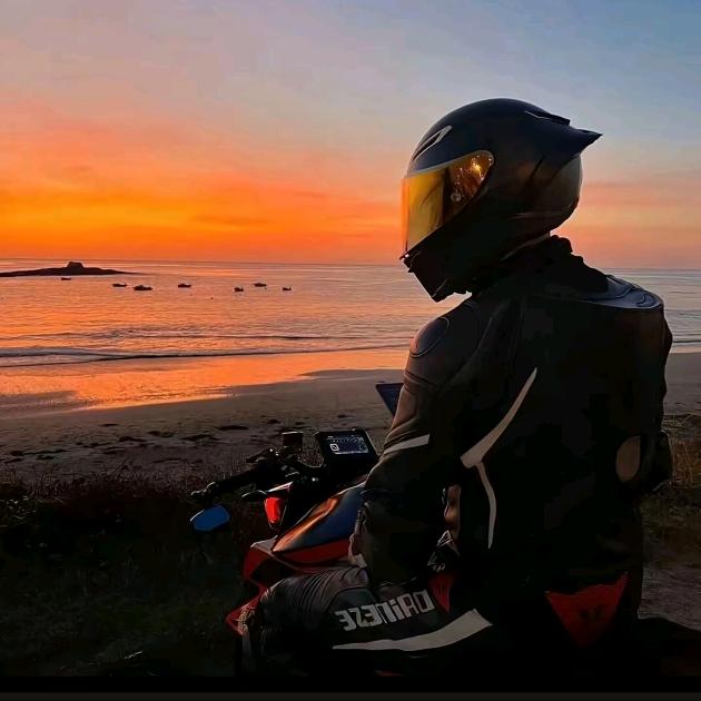十月🏍️