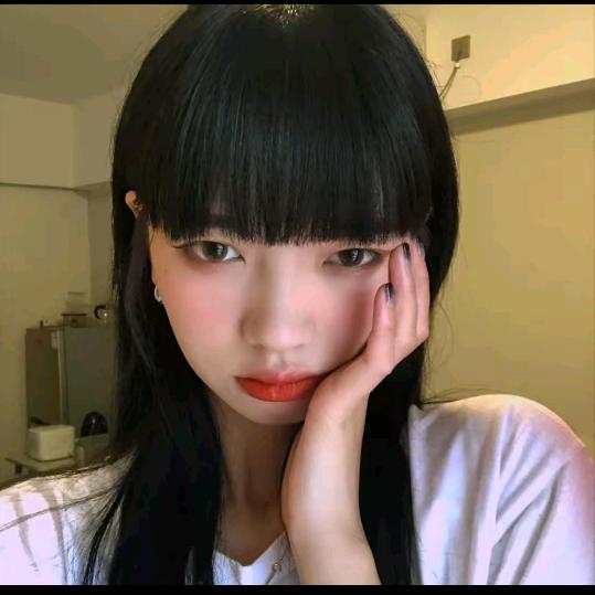 我是秋秋呀-时尚穿搭