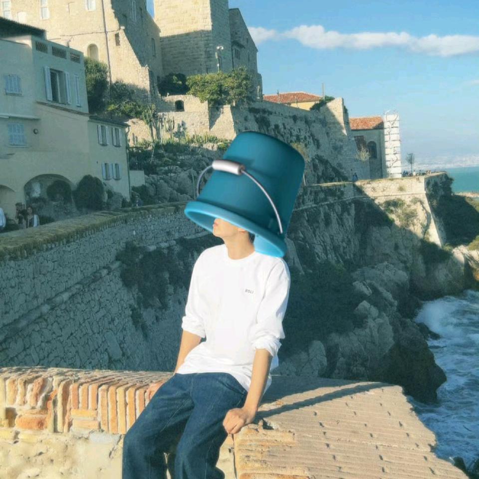 山衔好月