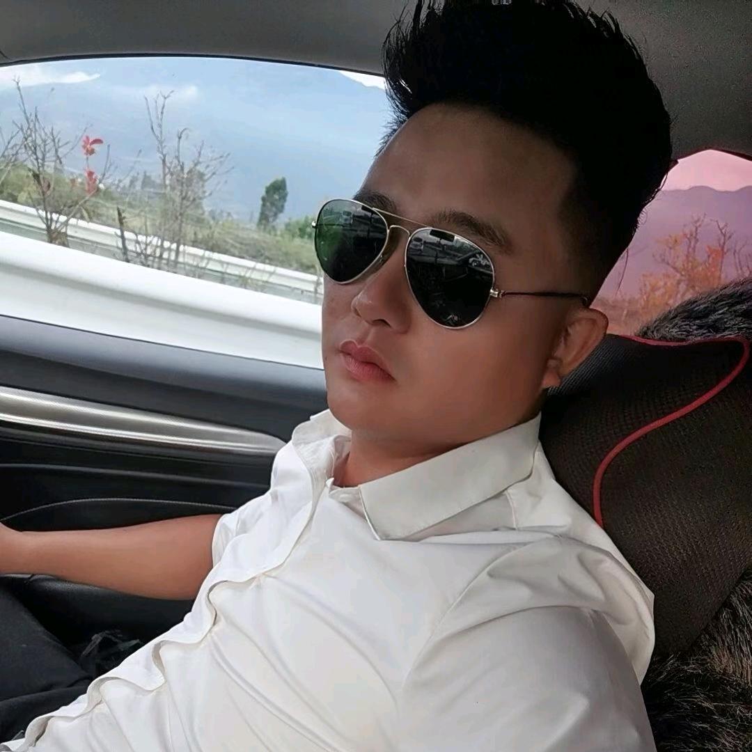 丽江红馆销售总监小龙订桌私聊