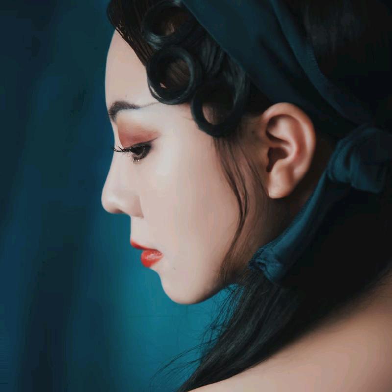 艳影如鸿