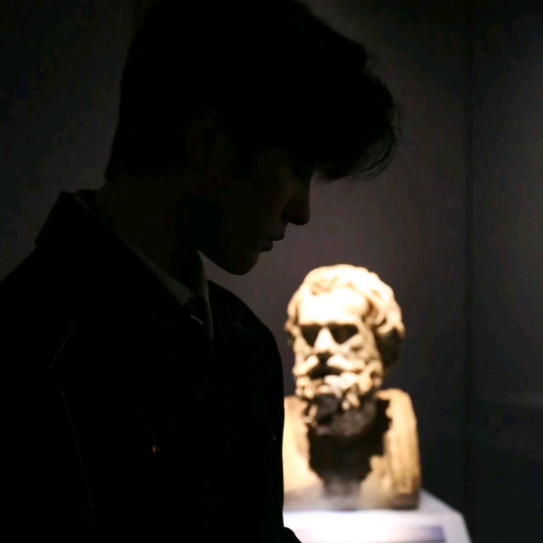 珺(๑• . •๑)