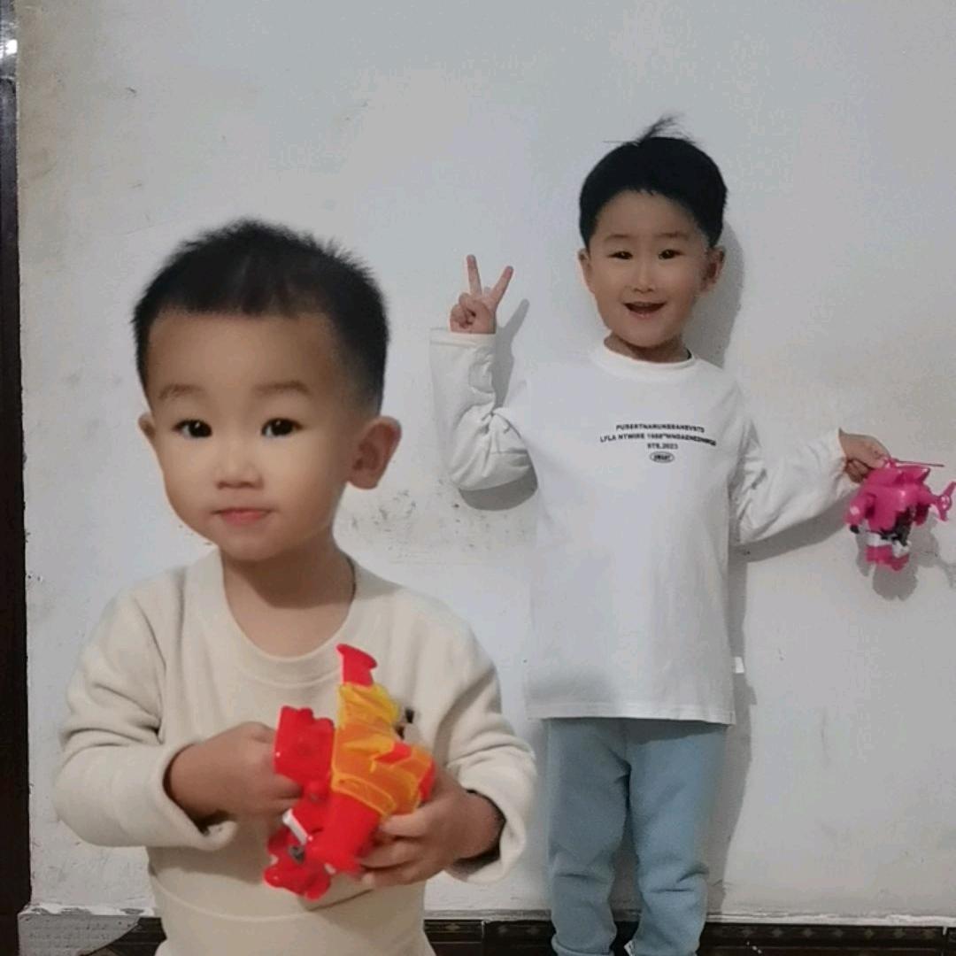 家有两个皮夹克