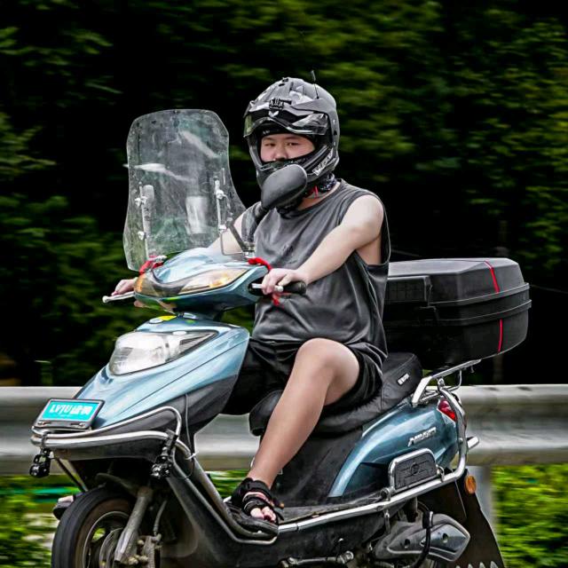骑车与航拍的董董🛵