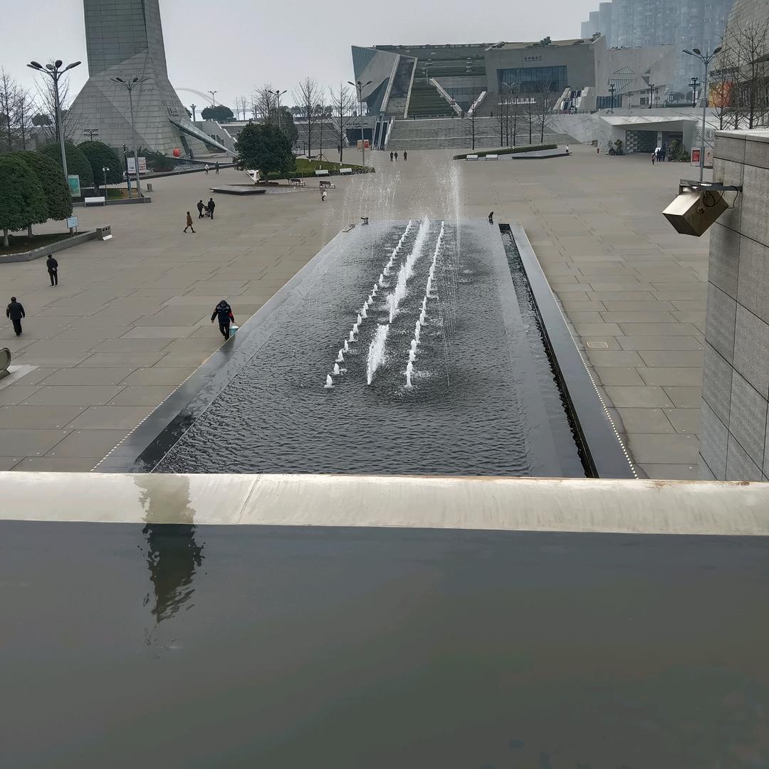 笑的走过