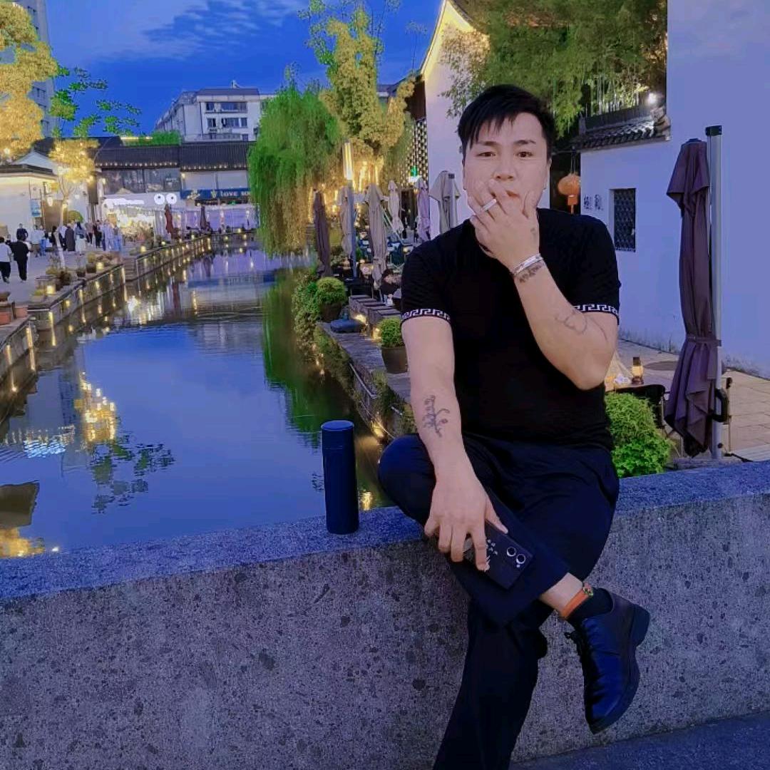 地摊小哥。