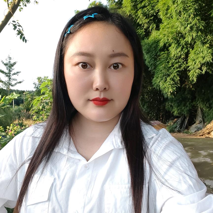 一只快乐的小猪妹