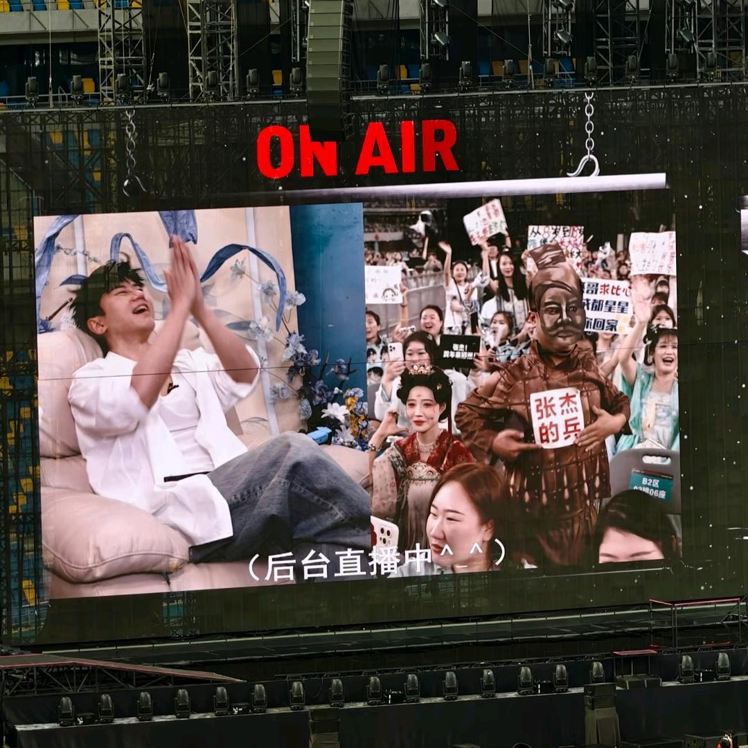 与张杰互动的兵马俑