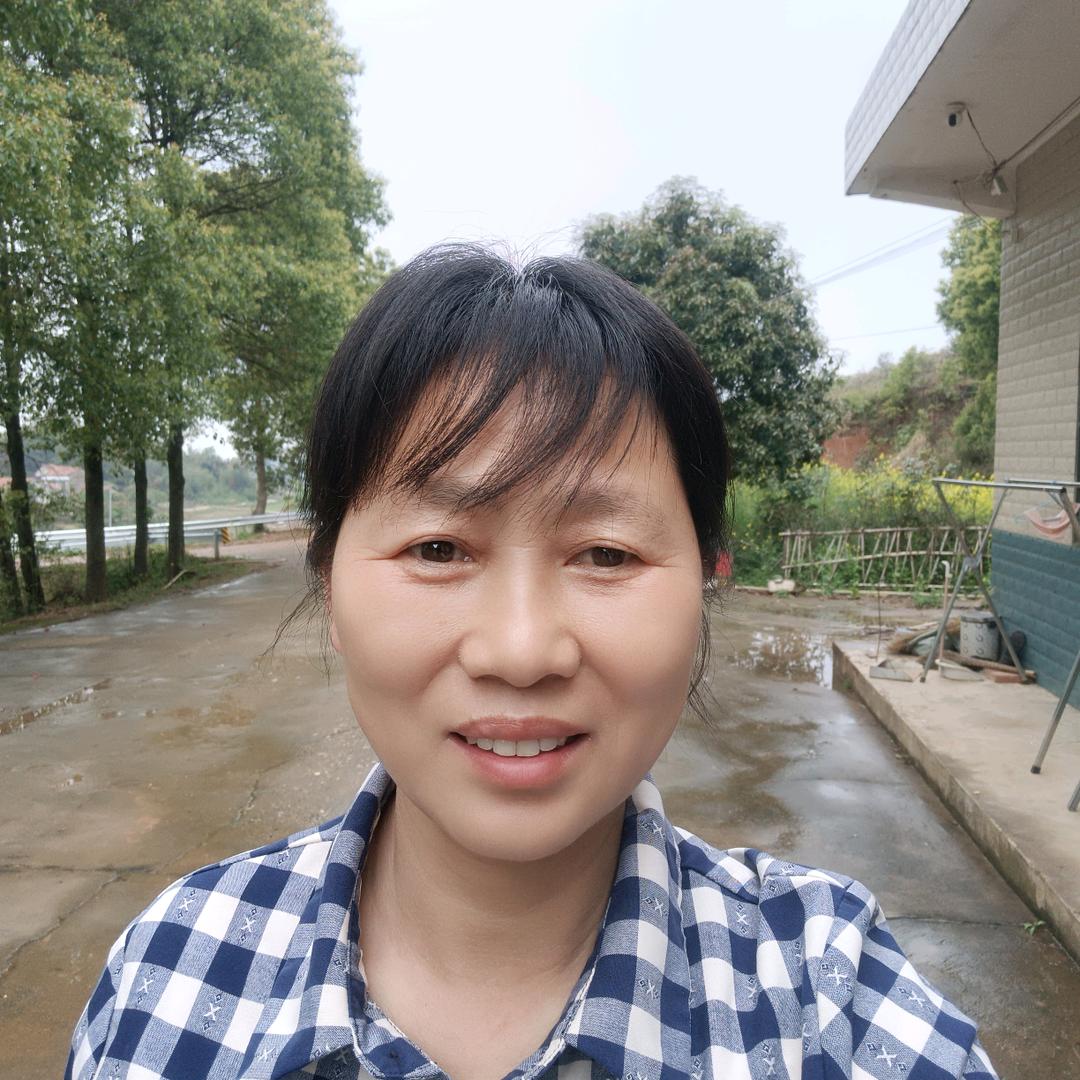 荣姐在果园养土鸡