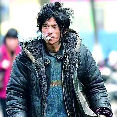 提着裤子奔跑
