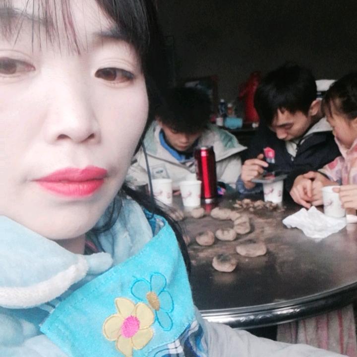 两个孩子。妈妈🌹🌹520黄