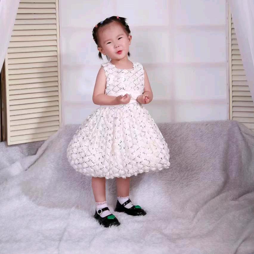 徘徊在铁塔下的漫步者