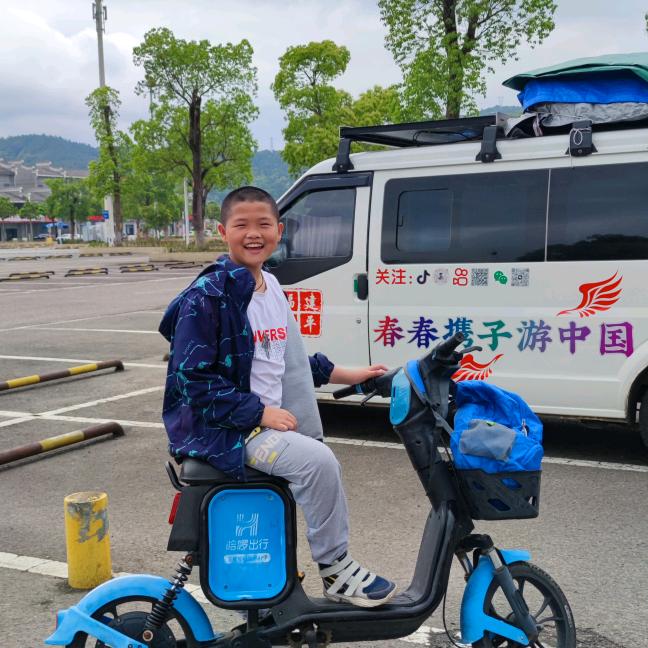 春春携子游中国