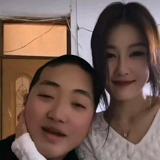 俺丑的有魅力霓虹灯里的魅影