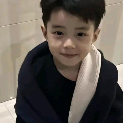 趴在树下乘凉