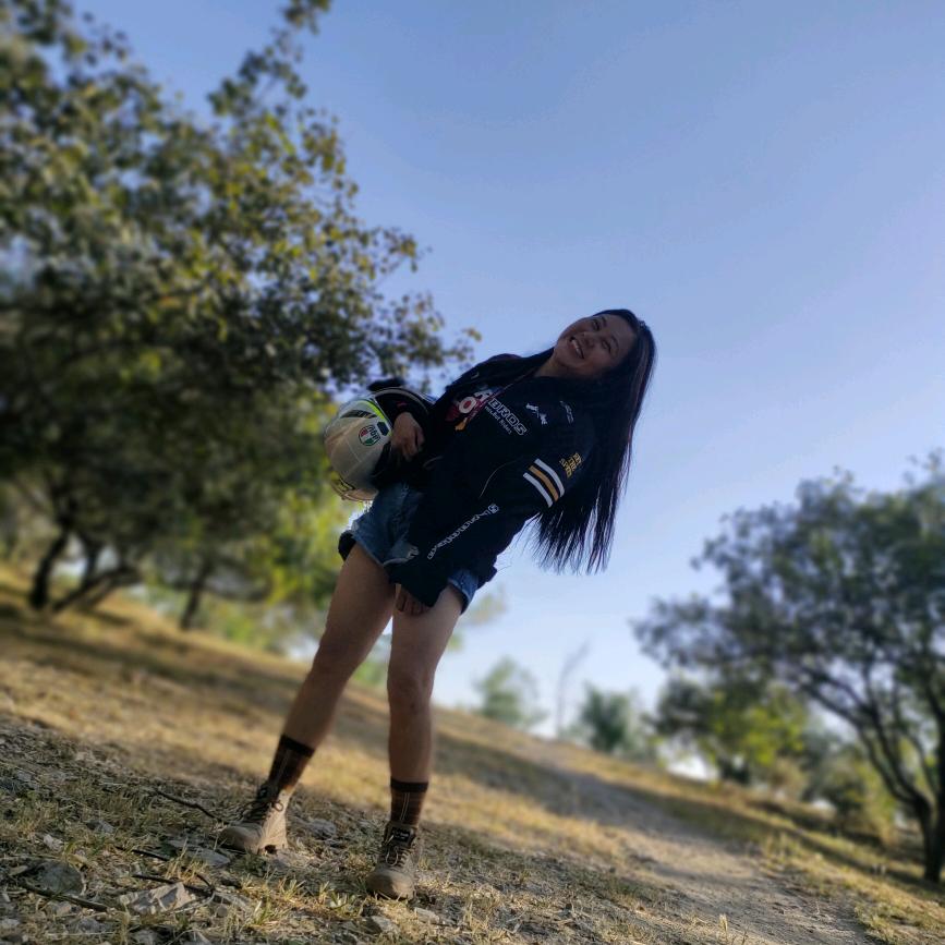 一个会修车的小姐姐