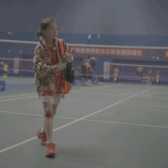 打羽毛球的小雨同学