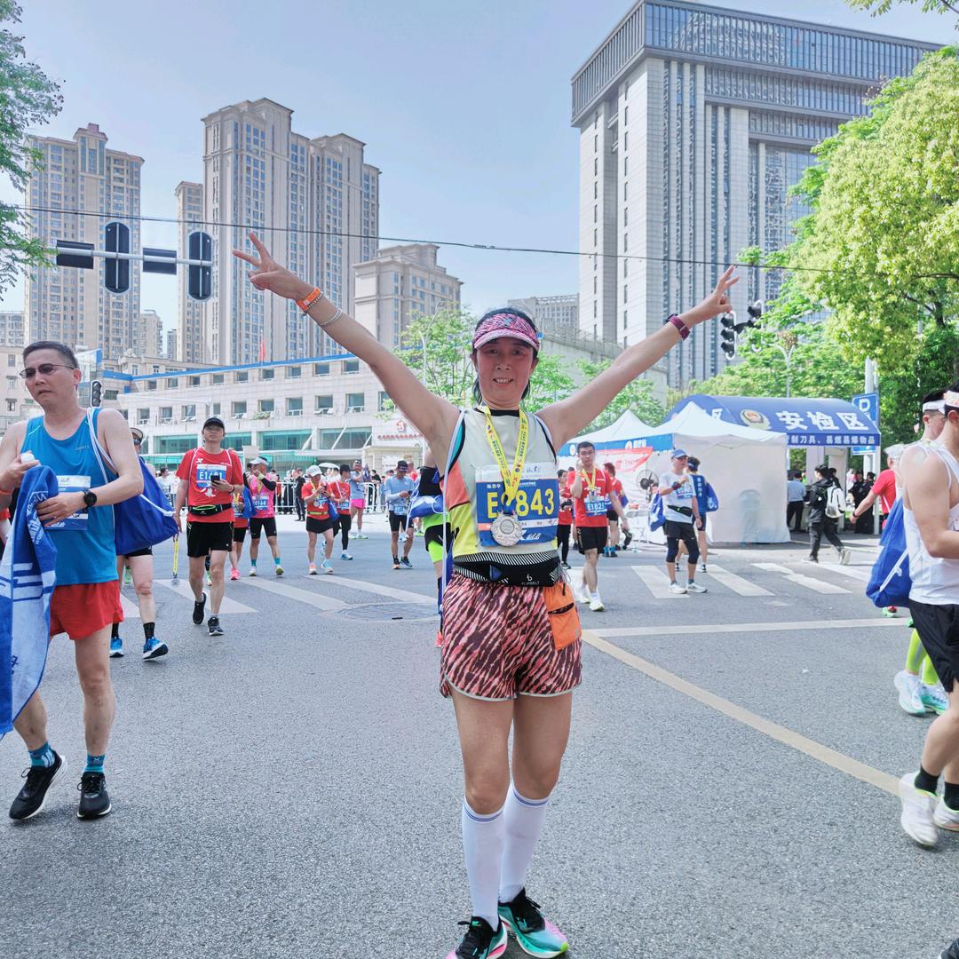 孟公火车站叉路口钱江摩托