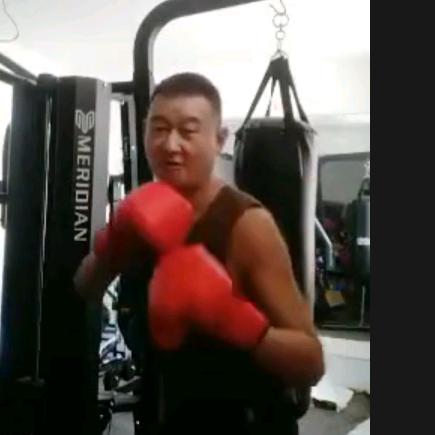 手揣兜兜里笑.