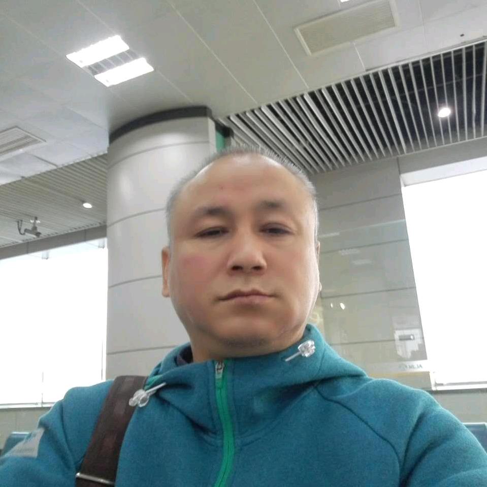 雄鹰展翅翱翔