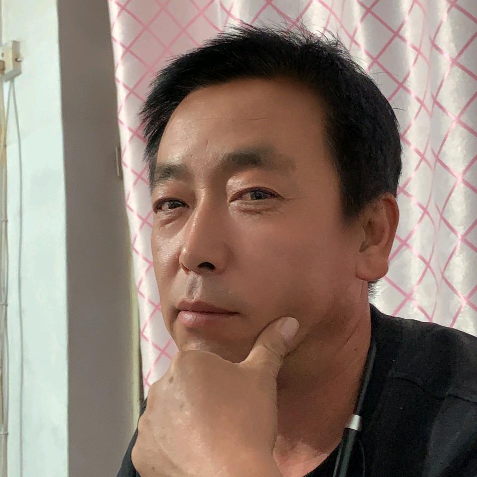 这个男人他姓王