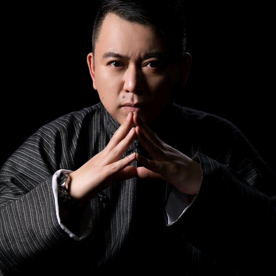 听何笑说（评书守艺人）……