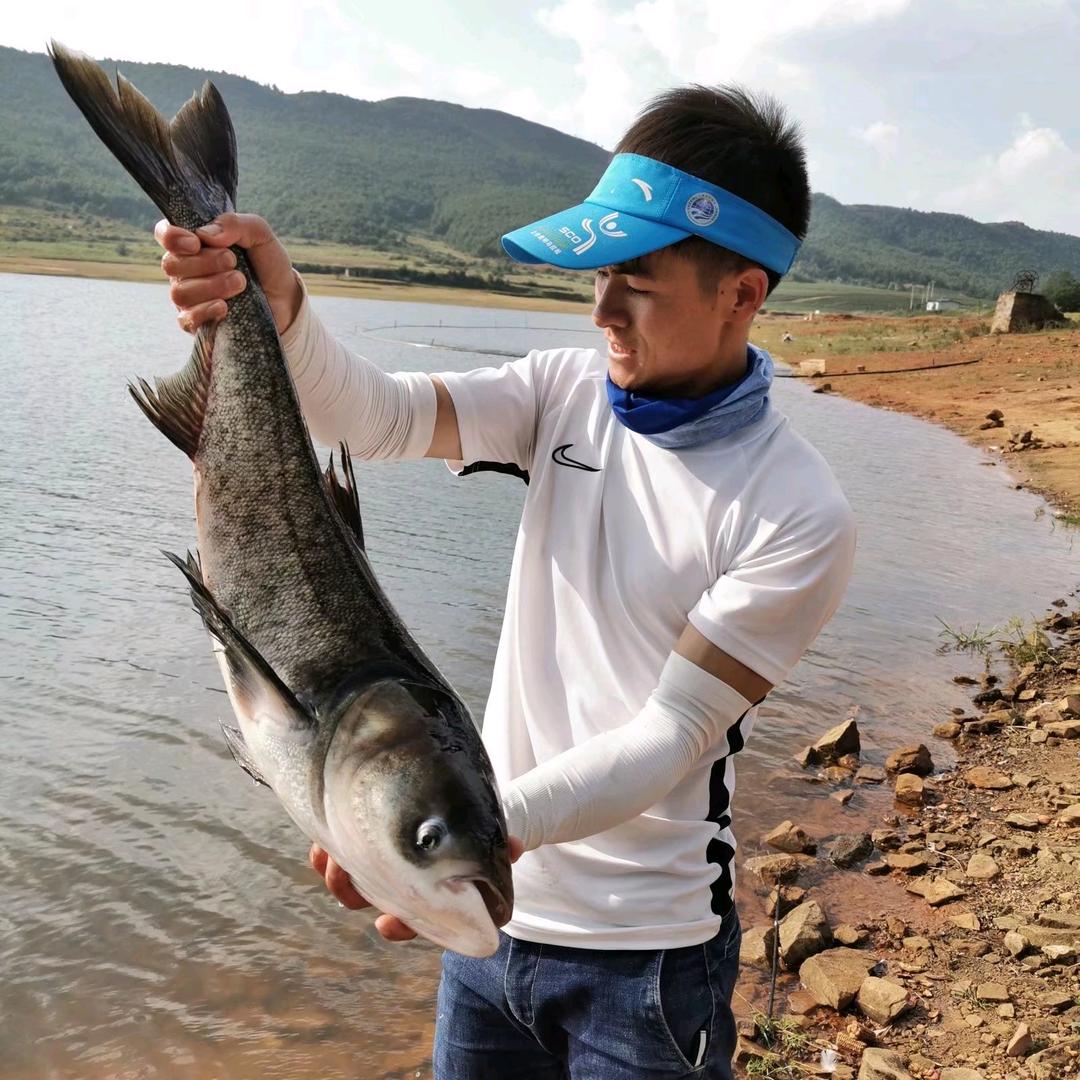 小鹏钓鱼