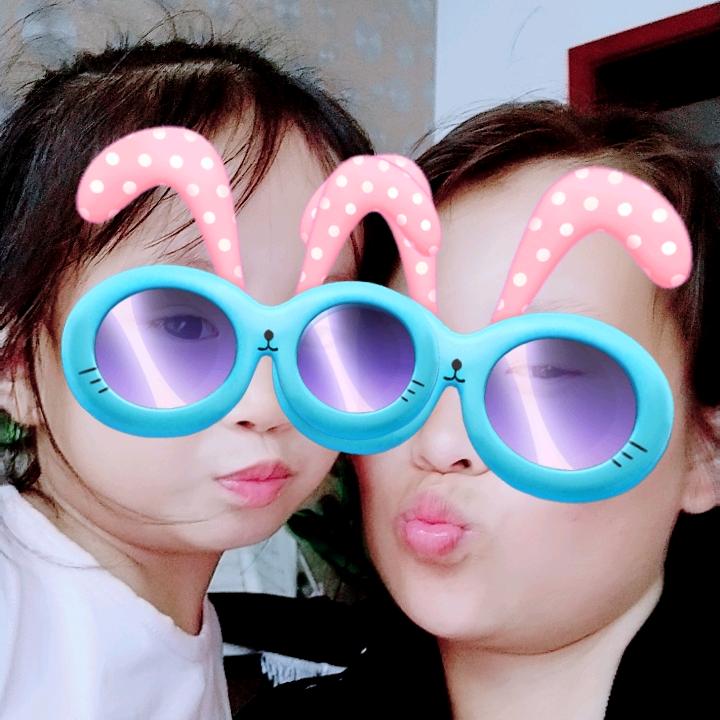 可爱两宝贝妈妈